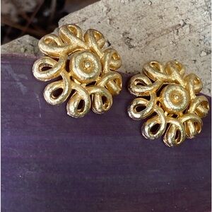 Vintage Coro round gold clip on earrings 1”